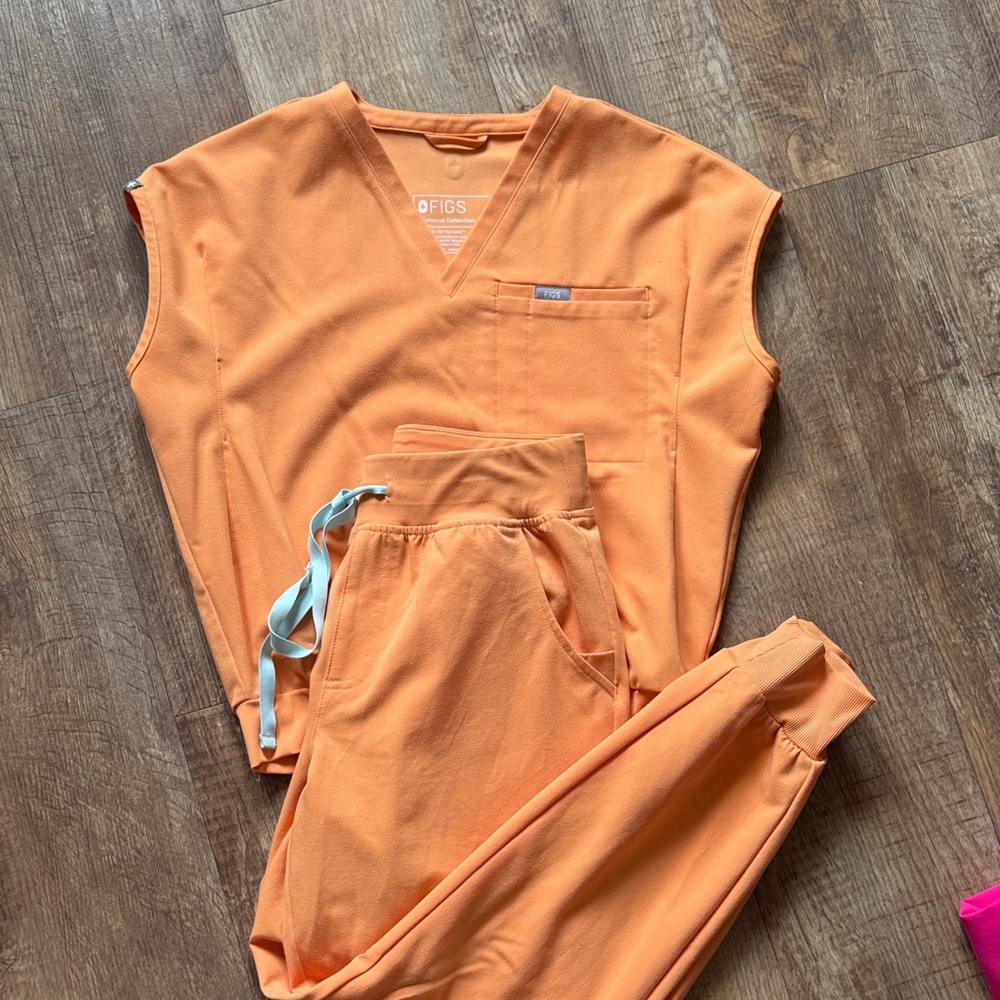 Figs shaka orange Scrub Set